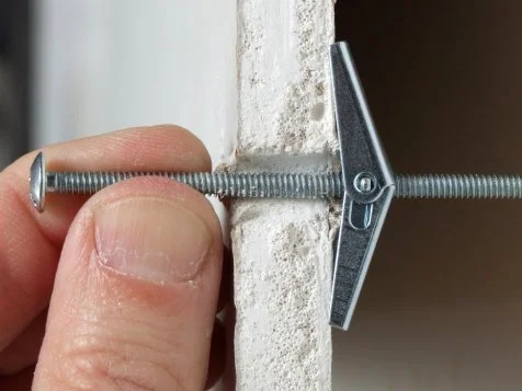 how to use a drywall anchor 2